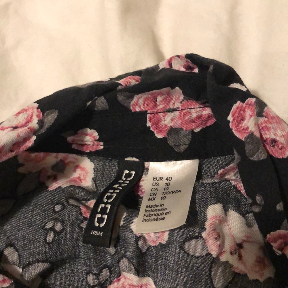 Beautiful button down blouse - Picture 4 of 4